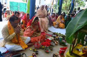 जन्मदिन के अवसर पर मुख्यमंत्री श्री साय ने धर्मपत्नी के साथ की गुरु धनपति पंडा की पूजा जन्मदिन के अवसर पर मुख्यमंत्री श्री साय ने धर्मपत्नी के साथ की गुरु धनपति पंडा की पूजा