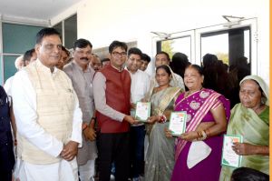  वित्त मंत्री  ओ पी चौधरी ने सार्वजनिक वितरण प्रणाली के तहत नवीन राशनकार्ड का किया वितरण