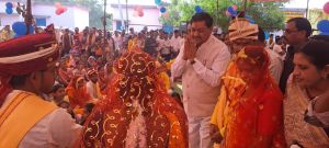 खाद्य मंत्री श्री बघेल ने नवविवाहित जोड़ों को दिया आशीर्वाद खाद्य मंत्री श्री बघेल ने नवविवाहित जोड़ों को दिया आशीर्वाद