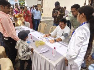 विकसित भारत संकल्प यात्रा...सभापति प्रमोद दुबे ने बीपी की जाँच करवाई