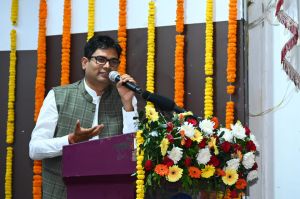 उभरती हुई संभावनाओं का ज्यादा से ज्यादा उपयोग कर स्वरोजगार की तरफ बढ़ें युवाः वित्त मंत्री उभरती हुई संभावनाओं का ज्यादा से ज्यादा उपयोग कर स्वरोजगार की तरफ बढ़ें युवाः वित्त मंत्री