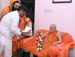 पीठाधीश्वर शंकराचार्य श्री निश्चलानंद सरस्वती महाराज से वन मंत्री श्री केदार कश्यप ने लिया आशीर्वाद पीठाधीश्वर शंकराचार्य श्री निश्चलानंद सरस्वती महाराज से वन मंत्री श्री केदार कश्यप ने लिया आशीर्वाद