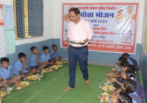 कलेक्टर ने अपनी सुपुत्री के जन्मदिवस के अवसर पर दिया न्योता भोज कलेक्टर ने अपनी सुपुत्री के जन्मदिवस के अवसर पर दिया न्योता भोज