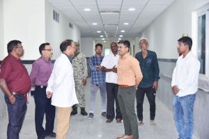 कलेक्टर ने कोनी में बन रहे 240 बेड मल्टीस्पेशलिटी हॉस्पिटल का किया निरीक्षण कलेक्टर ने कोनी में बन रहे 240 बेड मल्टीस्पेशलिटी हॉस्पिटल का किया निरीक्षण