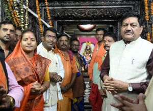  खाद्य मंत्री श्री बघेल, महिला एवं बाल विकास मंत्री श्रीमती राजवाड़े ने भगवान श्री राजीव लोचन मंदिर की पूजा अर्चना  की