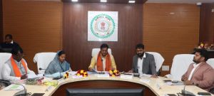 आर्थिक रूप से कमजोर लोग शासन की किसी भी योजना से वंचित न हो: मंत्री श्री बघेल आर्थिक रूप से कमजोर लोग शासन की किसी भी योजना से वंचित न हो: मंत्री श्री बघेल