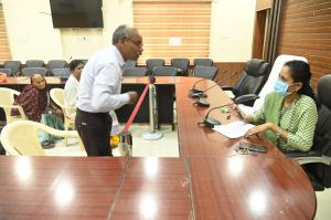 जनदर्शन में पहुंचे हितग्राहियों की समस्याओं को गंभीरता से सुना और निराकरण करने संबंधित विभागों को दिए निर्देश जनदर्शन में पहुंचे हितग्राहियों की समस्याओं को गंभीरता से सुना और निराकरण करने संबंधित विभागों को दिए निर्देश