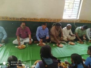 ज़िले के अलग- अलग विद्यालयों में कुल 7 जगह दिया गया न्योता भोज ज़िले के अलग- अलग विद्यालयों में कुल 7 जगह दिया गया न्योता भोज