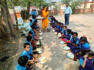 कलेक्टर के आग्रह पर आमजनों ने स्कूल के बच्चों को दिया न्यौता भोज कलेक्टर के आग्रह पर आमजनों ने स्कूल के बच्चों को दिया न्यौता भोज