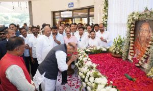 केन्द्रीय रक्षा मंत्री और मुख्यमंत्री स्कूल शिक्षा मंत्री श्री अग्रवाल की माता के शांति मिलन कार्यक्रम में हुए शामिल केन्द्रीय रक्षा मंत्री और मुख्यमंत्री स्कूल शिक्षा मंत्री श्री अग्रवाल की माता के शांति मिलन कार्यक्रम में हुए शामिल