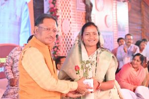 मुख्यमंत्री का महिला एवं बाल विकास मंत्री श्रीमती लक्ष्मी राजवाड़े ने तुलसी का पौधा भेंटकर कार्यक्रम स्थल पर किया स्वागत मुख्यमंत्री का महिला एवं बाल विकास मंत्री श्रीमती लक्ष्मी राजवाड़े ने तुलसी का पौधा भेंटकर कार्यक्रम स्थल पर किया स्वागत