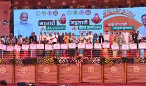 महतारी के चेहरे पर अब वंदन की चमक महतारी के चेहरे पर अब वंदन की चमक