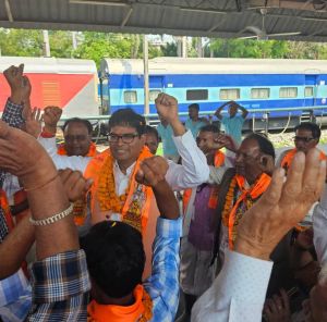 वित्त मंत्री ने रायगढ़ के श्रद्धालुओं को अयोध्या धाम के लिए रवाना किया वित्त मंत्री ने रायगढ़ के श्रद्धालुओं को अयोध्या धाम के लिए रवाना किया