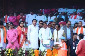 मुख्यमंत्री श्री साय ने ड्रोन दीदी चित्ररेखा को सौंपी ड्रोन की चाबी मुख्यमंत्री श्री साय ने ड्रोन दीदी चित्ररेखा को सौंपी ड्रोन की चाबी