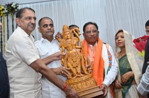 गृह प्रवेश के अवसर पर प्रदेशवासियों के लिए खुले रहे मुख्यमंत्री निवास के द्वार गृह प्रवेश के अवसर पर प्रदेशवासियों के लिए खुले रहे मुख्यमंत्री निवास के द्वार