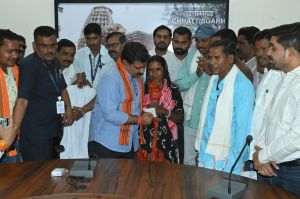 उपमुख्यमंत्री विजय शर्मा ने स्वर्गीय साधराम यादव के परिवार से मुलाकात कर 20 लाख रूपए का चेक प्रदान किया उपमुख्यमंत्री विजय शर्मा ने स्वर्गीय साधराम यादव के परिवार से मुलाकात कर 20 लाख रूपए का चेक प्रदान किया