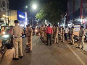 कलेक्टर के निर्देश पर शहर में लॉ एंड ऑर्डर के मद्देनजर निकले सिटी मजिस्ट्रेट, सिविल लाईन सी एस पी साथ कई थाना प्रभारी