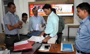  कलेक्टर एवं जिला निर्वाचन अधिकारी ने किया लोकसभा आम निर्वाचन हेतु कलेक्टोरेट में बनाए गए विभिन्न सेलों का निरीक्षण 