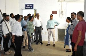  कलेक्टर एवं पुलिस अधीक्षक ने पाकुरभाट में स्ट्रांग रूम का किया निरीक्षण 