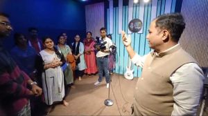 कलेक्टर डॉ. गौरव कुमार सिंह ने कला केन्द्र पहुंचकर प्रशिक्षुओं व पालकों से लिया फीडबैक