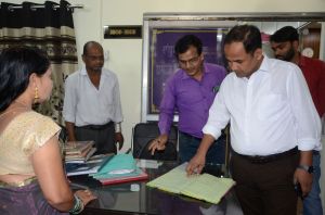 कलेक्टर ने कलेक्ट्रेट कार्यालय स्थित समाज कल्याण और उप संचालक कार्यालय मत्स्य पालन का किया औचक निरीक्षण