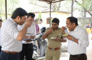 ग्राम पंचायत बरौदा के प्राथमिक शाला में खाया मध्यान्ह भोजन