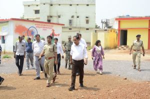 कलेक्टर और एसपी लगातार कर रहे हैं मतदान केंद्रों का निरीक्षण