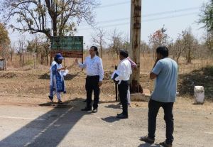  कलेक्टर ने कल्लूबंजारी और दामाबंजारी  चेकपोस्ट का निरीक्षण किया 