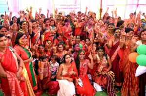 समूह की दीदियों ने खेली स्वीप होली