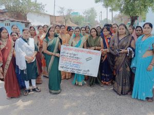 स्वसहायता समूह की महिलाए गाँव-गाँव जा कर लोगों को मतदान करने के लिए कर रही है प्रेरित स्वसहायता समूह की महिलाए गाँव-गाँव जा कर लोगों को मतदान करने के लिए कर रही है प्रेरित