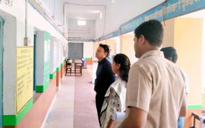 कलेक्टर ने मतदान एवं प्रशिक्षण केंद्र का किया निरीक्षण कलेक्टर ने मतदान एवं प्रशिक्षण केंद्र का किया निरीक्षण