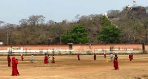 महिलाओं ने क्रिकेट खेलकर किया शत-प्रतिशत मतदान का आह्वान महिलाओं ने क्रिकेट खेलकर किया शत-प्रतिशत मतदान का आह्वान