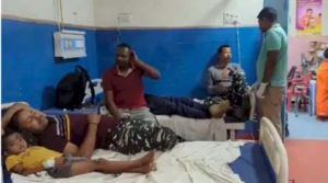 सीआरपीएफ जवानों से भरी एंबुलेंस पलटी,11 जवान घायल सीआरपीएफ जवानों से भरी एंबुलेंस पलटी,11 जवान घायल