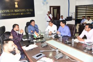 कलेक्टर ने टीएल बैठक में की चुनाव तैयारियां एवं लंबित मामलों की समीक्षा कलेक्टर ने टीएल बैठक में की चुनाव तैयारियां एवं लंबित मामलों की समीक्षा