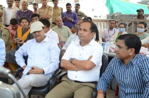 कलेक्टर डाॅ. गौरव सिंह ने बिजली गोदाम में आगजनी के राहत कार्याें का लिया जायजा कलेक्टर डाॅ. गौरव सिंह ने बिजली गोदाम में आगजनी के राहत कार्याें का लिया जायजा