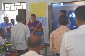 मुख्य निर्वाचन पदाधिकारी ने दंतेवाड़ा में मतदान दलों के प्रशिक्षण का किया अवलोकन मुख्य निर्वाचन पदाधिकारी ने दंतेवाड़ा में मतदान दलों के प्रशिक्षण का किया अवलोकन