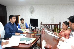 निगम कमिश्नर ने काम में लापरवाही करने वालों को लगाई फटकार निगम कमिश्नर ने काम में लापरवाही करने वालों को लगाई फटकार