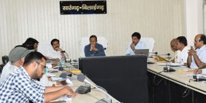 कलेक्टर धर्मेश साहू ने विद्युत, पेयजल, सौर ऊर्जा और समग्र शिक्षा हेतु बैठक ली 