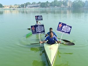 मतदाताओं को जागरूक करने नगर निगम कैनोइंग क्लब के साथ  दिया &ldquo;बोट पर वोट&rdquo;का संदेश 