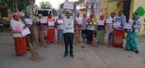 स्वच्छता दीदियों ने एक हाथ में झाड़ू, दूसरे हाथ में "मतदान जरूर करें" की तख्तियां लेकर किया जागरूक स्वच्छता दीदियों ने एक हाथ में झाड़ू, दूसरे हाथ में "मतदान जरूर करें" की तख्तियां लेकर किया जागरूक