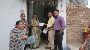 ग्राम अंजोरा के मतदान केंद्र 33 व 34 में मतदाता पर्ची वितरण की कार्यवाही का अवलोकन ग्राम अंजोरा के मतदान केंद्र 33 व 34 में मतदाता पर्ची वितरण की कार्यवाही का अवलोकन