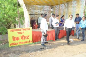 कलेक्टर डॉ. गौरव सिंह ने किया आरंग विधानसभा के मतदान केंद्र और एसएसटी पाइंट का निरीक्षण कलेक्टर डॉ. गौरव सिंह ने किया आरंग विधानसभा के मतदान केंद्र और एसएसटी पाइंट का निरीक्षण