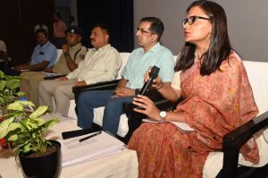 सभी तरह के वाहनों की करें सघन जांच- कलेक्टर एवं जिला निर्वाचन अधिकारी सभी तरह के वाहनों की करें सघन जांच- कलेक्टर एवं जिला निर्वाचन अधिकारी