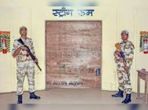 पाकुरभाट में स्ट्रांग रूम किया गया सील पाकुरभाट में स्ट्रांग रूम किया गया सील