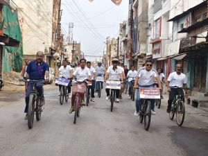 जब शहर की सड़कों पर कलेक्टर और एसपी ने चलाई साइकिल जब शहर की सड़कों पर कलेक्टर और एसपी ने चलाई साइकिल