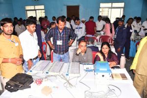 मतदान के लिए तैयार की जा रही हैं ईव्हीएम मशीनें मतदान के लिए तैयार की जा रही हैं ईव्हीएम मशीनें