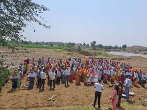 अन्तर्राष्ट्रीय मजदूर दिवस के उपलक्ष्य में मनरेगा श्रमिकों द्वारा चलाया गया मतदाता जागरूकता अभियान अन्तर्राष्ट्रीय मजदूर दिवस के उपलक्ष्य में मनरेगा श्रमिकों द्वारा चलाया गया मतदाता जागरूकता अभियान