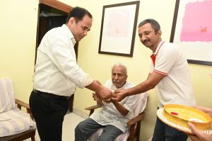 जब कलेक्टर डाॅ. गौरव सिंह पीले चावल और कलेक्टर की पाती लेकर साहित्यकार विनोद शुक्ल और पद्मश्री मदन सिंह चौहान के निवास पहुंचे जब कलेक्टर डाॅ. गौरव सिंह पीले चावल और कलेक्टर की पाती लेकर साहित्यकार विनोद शुक्ल और पद्मश्री मदन सिंह चौहान के निवास पहुंचे