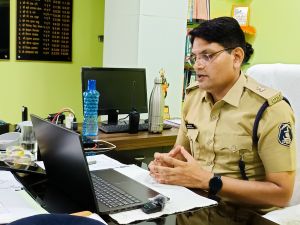 फेसबुक लाइव से बढ़ रहा छात्रों का मनोबल फेसबुक लाइव से बढ़ रहा छात्रों का मनोबल