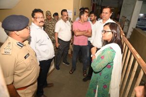 संभागायुक्त, आई.जी. और कलेक्टर ने स्ट्रांग रूम सामग्री वापसी स्थल का किया निरीक्षण संभागायुक्त, आई.जी. और कलेक्टर ने स्ट्रांग रूम सामग्री वापसी स्थल का किया निरीक्षण